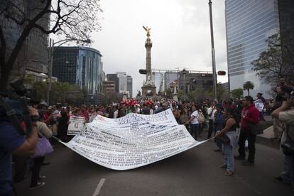 Los padres de los 43 estudiantes de magisterio de Ayotzinapa han encabezado este jueves una protesta el día en el que se cumplen seis meses de la desaparición de sus hijos. En el Ángel de la Independencia, uno de los emblemas de la capital de México, se han reunido miles de personas para exigir a las autoridades mexicanas que profundicen sus investigaciones sobre el caso. Estudiantes, jubilados, organizaciones de la sociedad civil y sindicatos se sumaron a la manifestación que recorrió el Paseo de la Reforma hasta el Monumento a la Revolución. Después en un mitin, los padres de los estudiantes pidieron al Gobierno mexicano suspender las elecciones en el Estado de Guerrero del próximo 7 de junio.