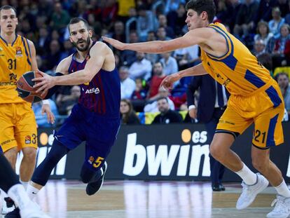 Pau Ribas, entre Radicevic y Paulí.