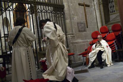 Miembros de la cofradía del Cristo de las Injurias antes de salir en procesión, en Zamora.