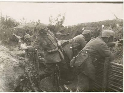 Lanzamiento de granada desde la trinchera, 1915.