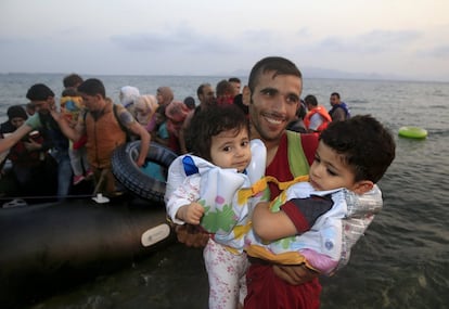 Refugiados sirios llegan a una playa de la isla griega de Kos donde buscan asilo.