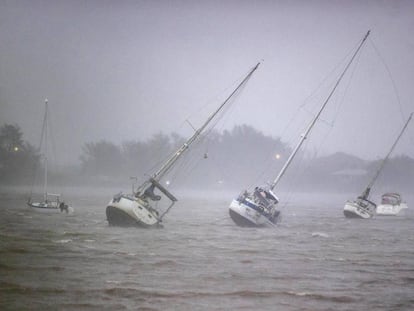 Barcos anclados en Venice, Florida, son arrastrados por vientos de 50 mph provocados por el huracán 'Ian', el 28 de septiembre de 2022.