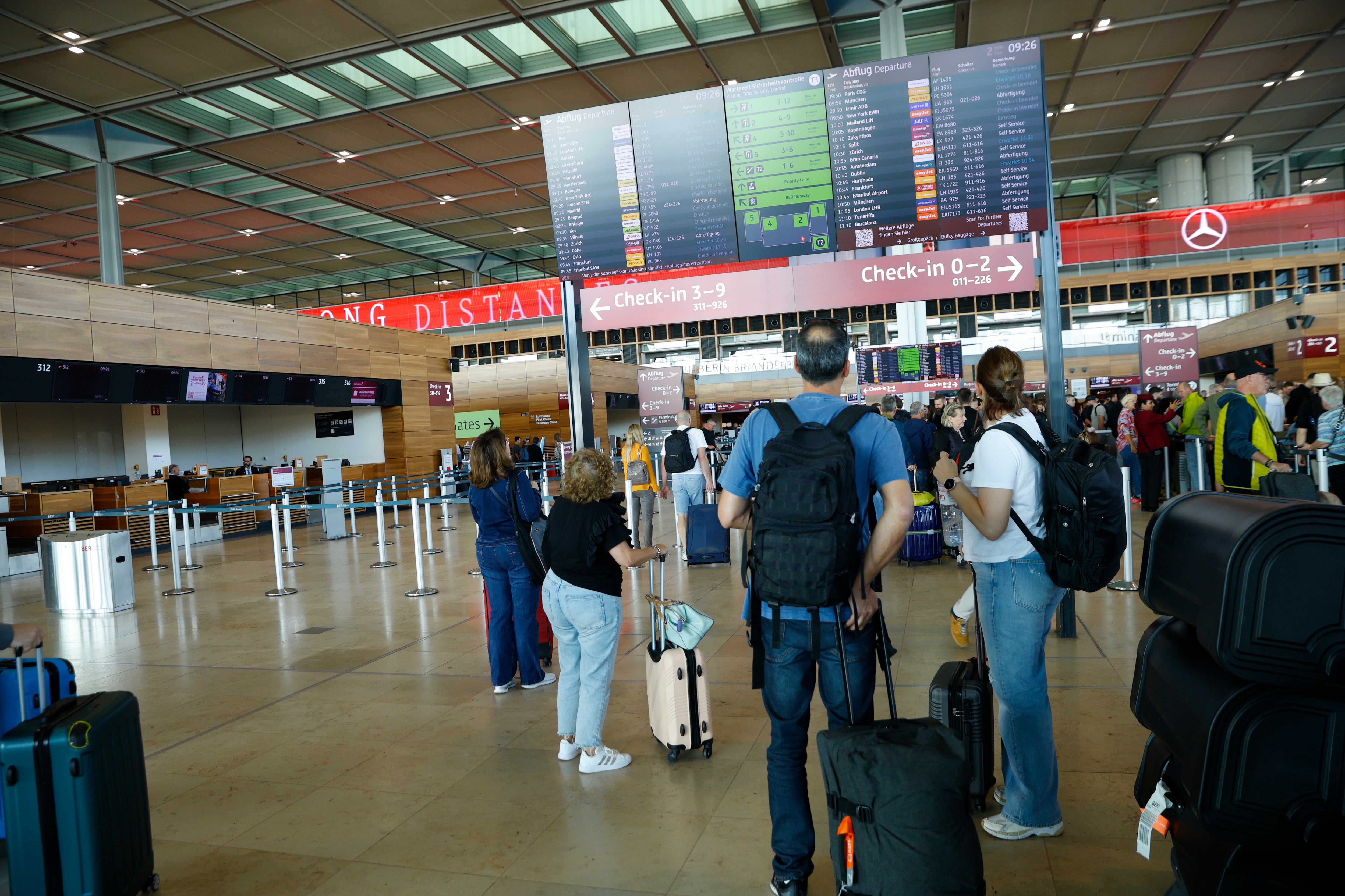 Un grupo de personas en el aeropuerto de Berlín este sábado. En ese y otros aeropuertos europeos, un ciberataque ha causado retrasos en los vuelos.