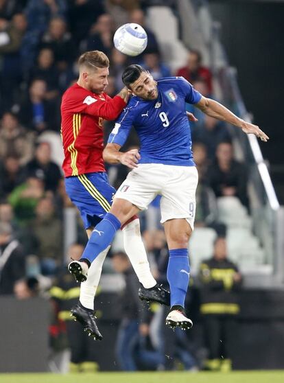 Graziano Pelle (d) de Italia y Sergio Ramos de España, saltan para dar de cabeza el balón.