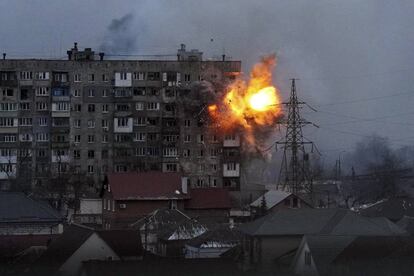 Momento de la explosión en un bloque de viviendas en Mariupol, este viernes.