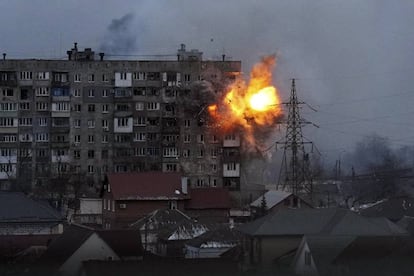 Momento de la explosión en un bloque de viviendas en Mariupol, este viernes.