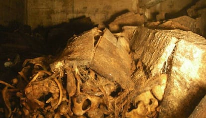 Interior de una de las capillas del Valle de los Caídos, donde el agua ha destruido las cajas y mezclado los huesos. 