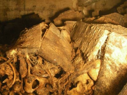 Interior de una de las capillas del Valle de los Caídos, donde el agua ha destruido las cajas y mezclado los huesos. 