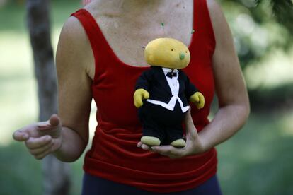 Una marionetista sostiene un títere en sus manos.