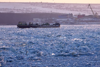 Un barco rodeado por el hielo azul cerca de Calarasi, en Ruman&iacute;a. 