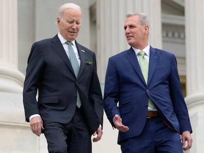 El presidente de Estados Unidos, Joe Biden, y el de la Cámara de Representantes, Kevin McCarthy, en la escalinata del Capitolio en marzo pasado.