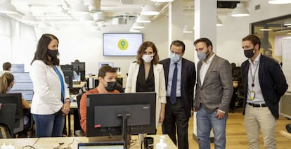 Isabel Díaz Ayuso, presidenta de la Comunidad de Madrid, durante la inauguración del nuevo centro de Glovo.