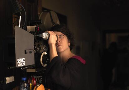 La directora Mar Coll, durante rodaje de 'Todos queremos lo mejor para ella'.