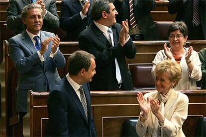 El presidente recibe el aplauso de los diputados socialistas tras su intervención.