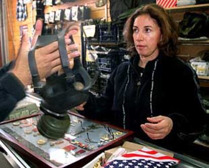 Una mujer sigue las explicaciones sobre el uso de una máscara antigás en una tienda de Nueva York.