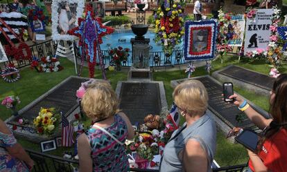 Fans de Elvis Presley, ante su tumba, en Memphis, el 12 de agosto.