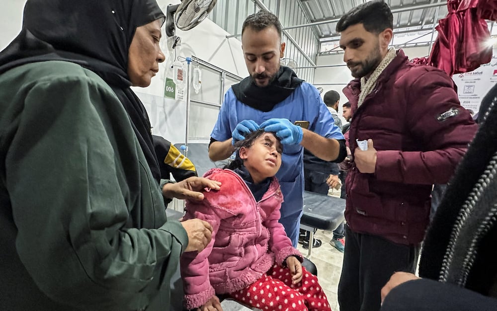 Una niña era atendida este domingo en Nuseirat por personal sanitario tras el ataque israelí al campo de refugiados. 