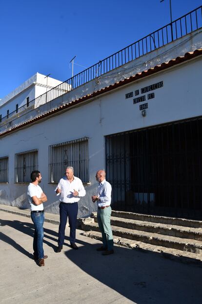 El alcalde de San Roque y presidente de la Diputación de Cádiz, Juan Carlos Ruiz Boix, visita las instalaciones de la casa de ejercicios que denuncia que el Obispado quiso vender, "pese a estar cedido".