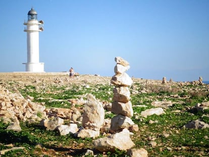 Estructura levantada con piedras junto al faro de es Cap, en Formentera.