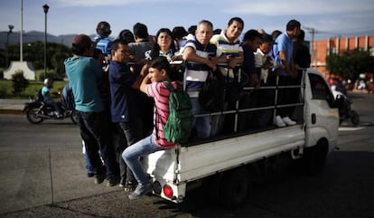 Las pick up, llenas ante la suspensión del transporte.