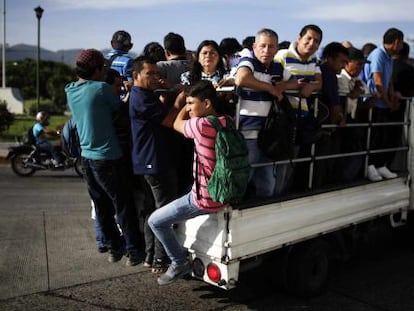 Las pick up, llenas ante la suspensi&oacute;n del transporte.
 