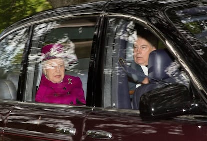 La reina Isabel II con su hijo, el príncipe Andrés, en Balmoral.