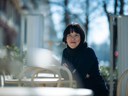 La escritora Pilar Adón, en una cafetería en Madrid.