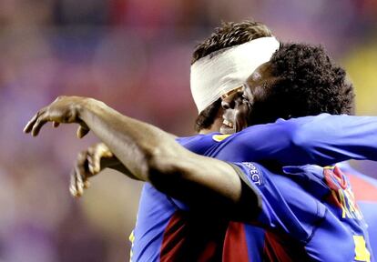 Martins (derecha) celebra con un Pedro López el gol que ha marcado, el tercero de su equipo.