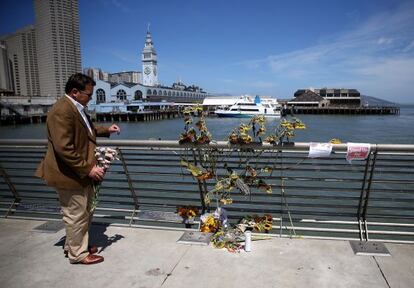 Un hombre deposita flores en el lugar donde murió Kate Steinle.