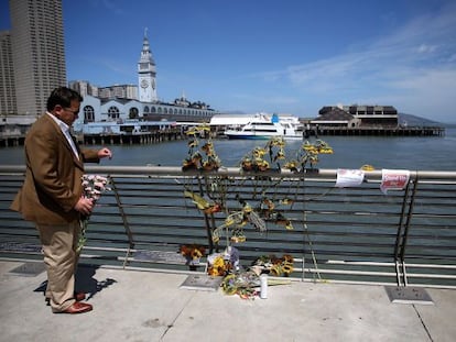 Un hombre deposita flores en el lugar donde murió Kate Steinle.