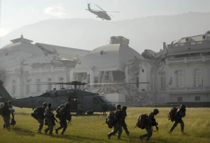 En esta imagen del 19 de enero un helicóptero de EE UU despega en frente del Palacio Nacional tras dejar a un grupo de soldados.