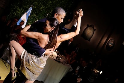 El presidente de los Estados Unidos, Barack Obama, baila un tango durante la cena de gala en la que el matrimonio Obama fue homenajeado durante una visita oficial a Buenos Aires (Argentina), el 23 de marzo de 2016.