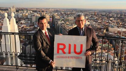 Pepe Moreno, consejero de RIU, y Carlos Guindos, director de branding, posan en la azotea del edificio Espa&ntilde;a.