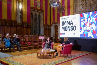 La escritora Imma Monso durante el pregón de la fiesta de Sant Jordi en el Salón de Ciento en el Ayuntamiento de Barcelona.