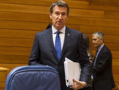 Feijóo, junto a su escaño del Parlamento