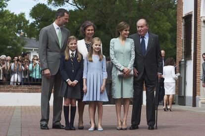 Los Reyes de España, con los Reyes eméritos y la infanta Sofía y la princesa Leonor antes de la comunión de la infanta Sofía, el pasado 17 de mayo.