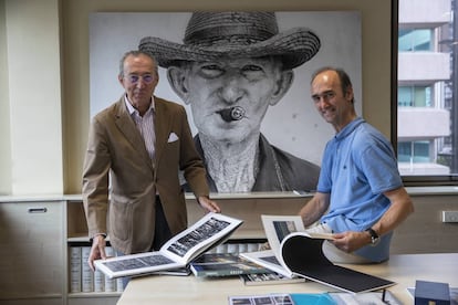 Íñigo Casla, presidente de la fundación Alberto Schommer, y su hermano y colaborador, Nicolás Casla, en la calle Poeta Joan Maragall, donde están las oficinas de la fundación del fotógrafo. Son dos de los 18 herederos de Alberto Schommer.