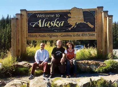 Juan José Lara, Eugenio Contreras y Belén Lara, en la frontera de Alaska con Canadá.