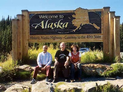 Juan José Lara, Eugenio Contreras y Belén Lara, en la frontera de Alaska con Canadá.