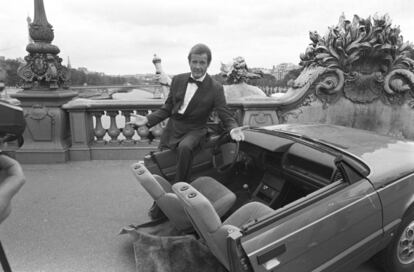 O ator britânico Roger Moore durante a rodagem de um dos filmes da saga 007 em Paris (França), em agosto de 1984.