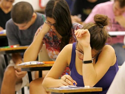 Jovens fazem uma prova no Brasil.