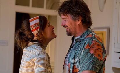 Rose Byrne y Ethan Hawke en 'Juliet, desnuda'.