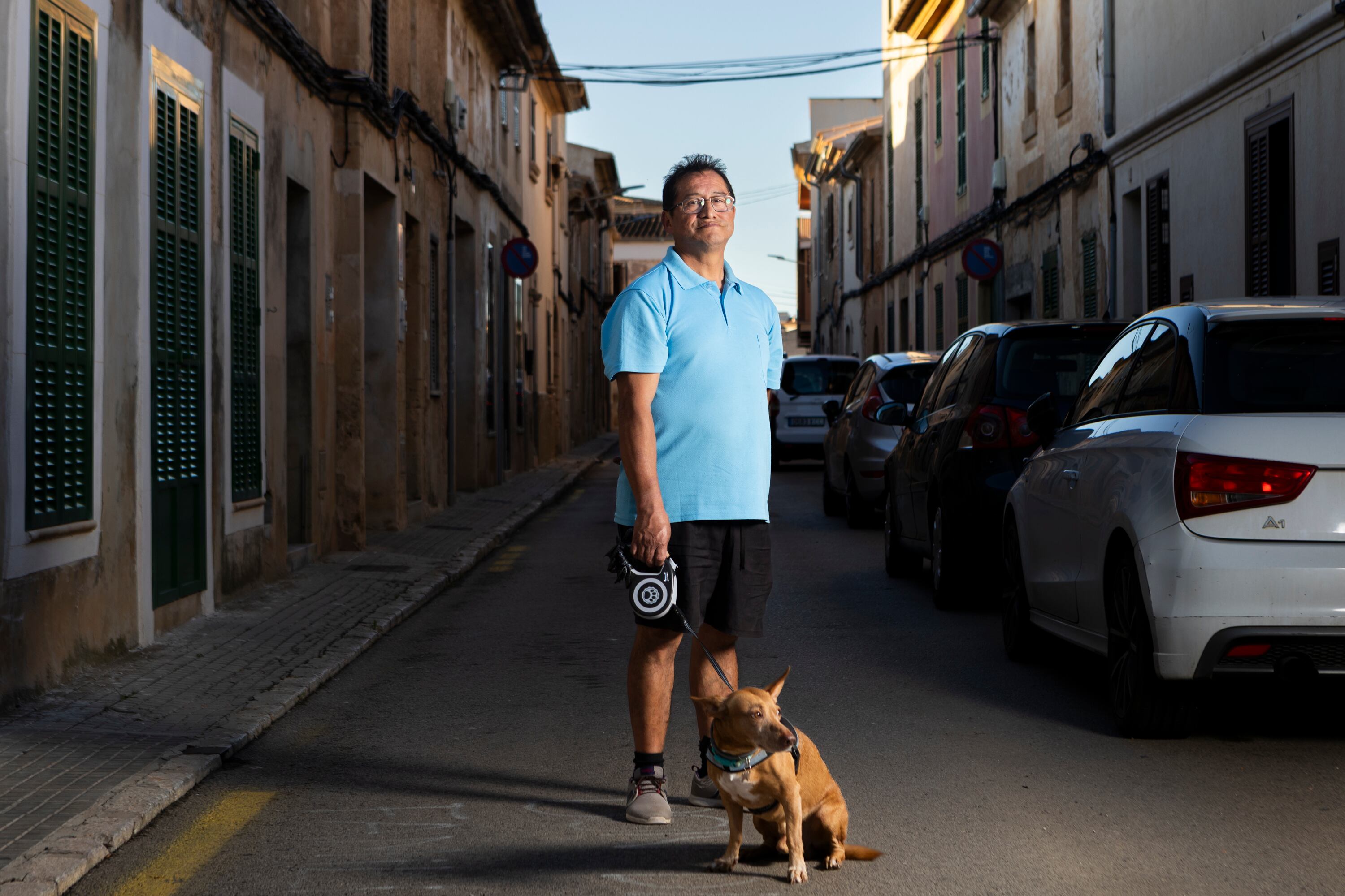 René con su perro Laski, a las afueras de su domicilio ubicado en el municipio de Campos, Mallorca.