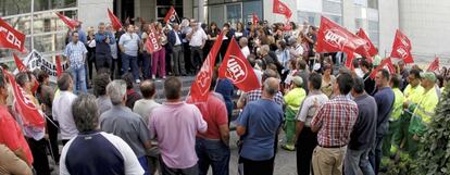 Concentración de sindicatos y trabajadores contra los recortes de empleo, ante el Ayuntamiento de Parla en octubre del año pasado.