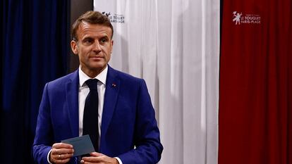 El presidente francés, Emmanuel Macron, en un colegio electoral en Le Touquet, en el norte de Francia, este domingo.