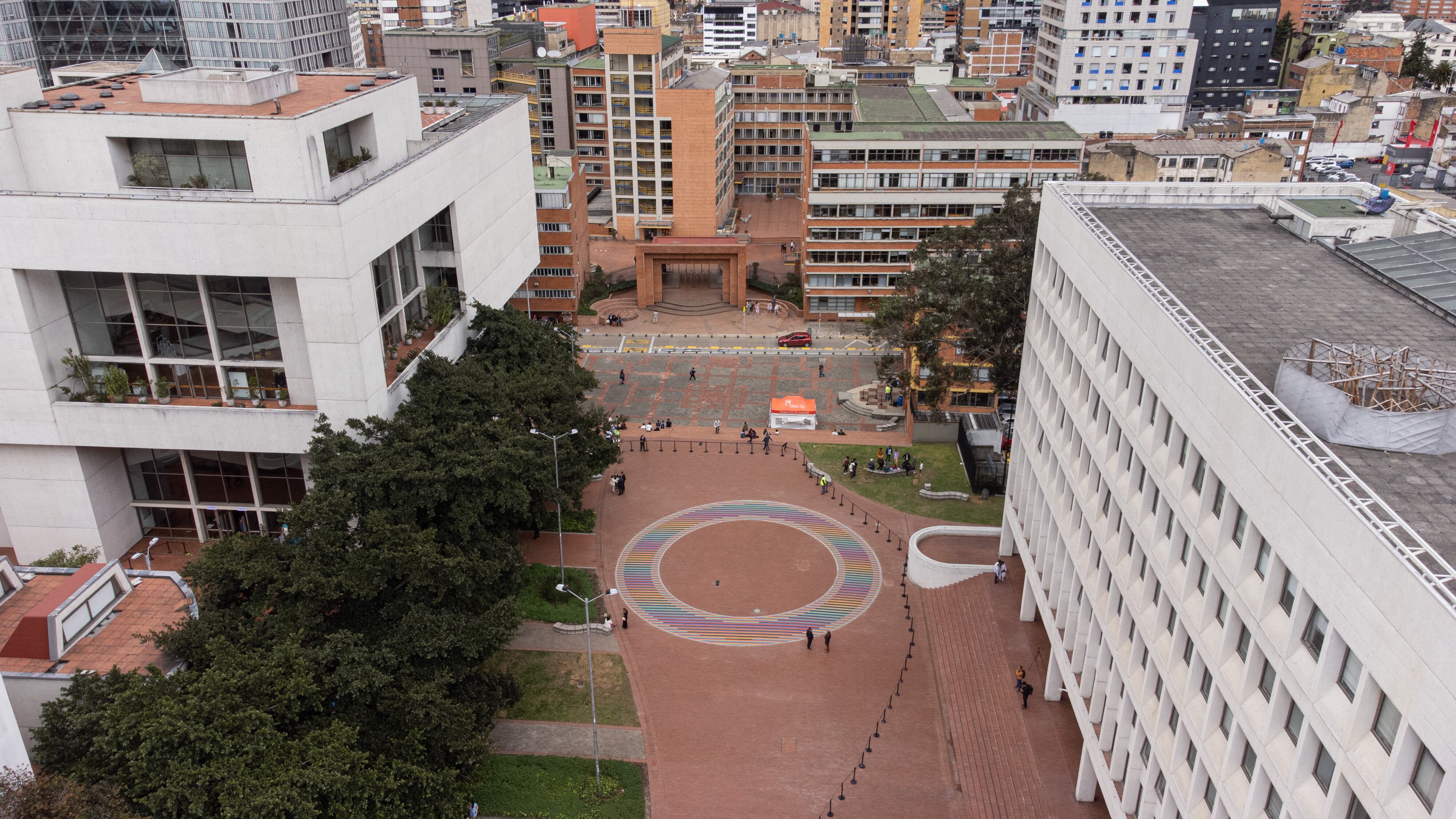 El mural de piso está en la plazoleta de la Universidad Jorge Tadeo Lozano, en el centro de Bogotá.