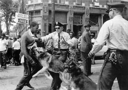 Um negro é atacado por um cachorro da polícia no Alabama, em 1963.