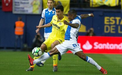 Rodri Hernández pelea un balón con Beauvue.