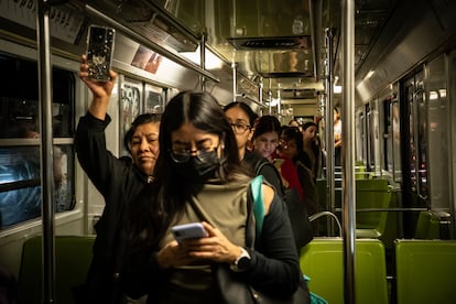 Usuarias desalojan un vagón de metro de la línea 9 entre las estaciones Velódromo y Ciudad Deportiva, este lunes en la capital mexicana. 