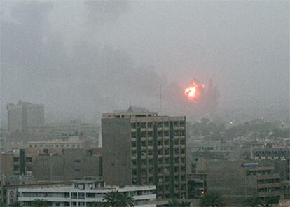 Una explosión en Bagdad durante el bombardeo estadounidense, esta mañana.
